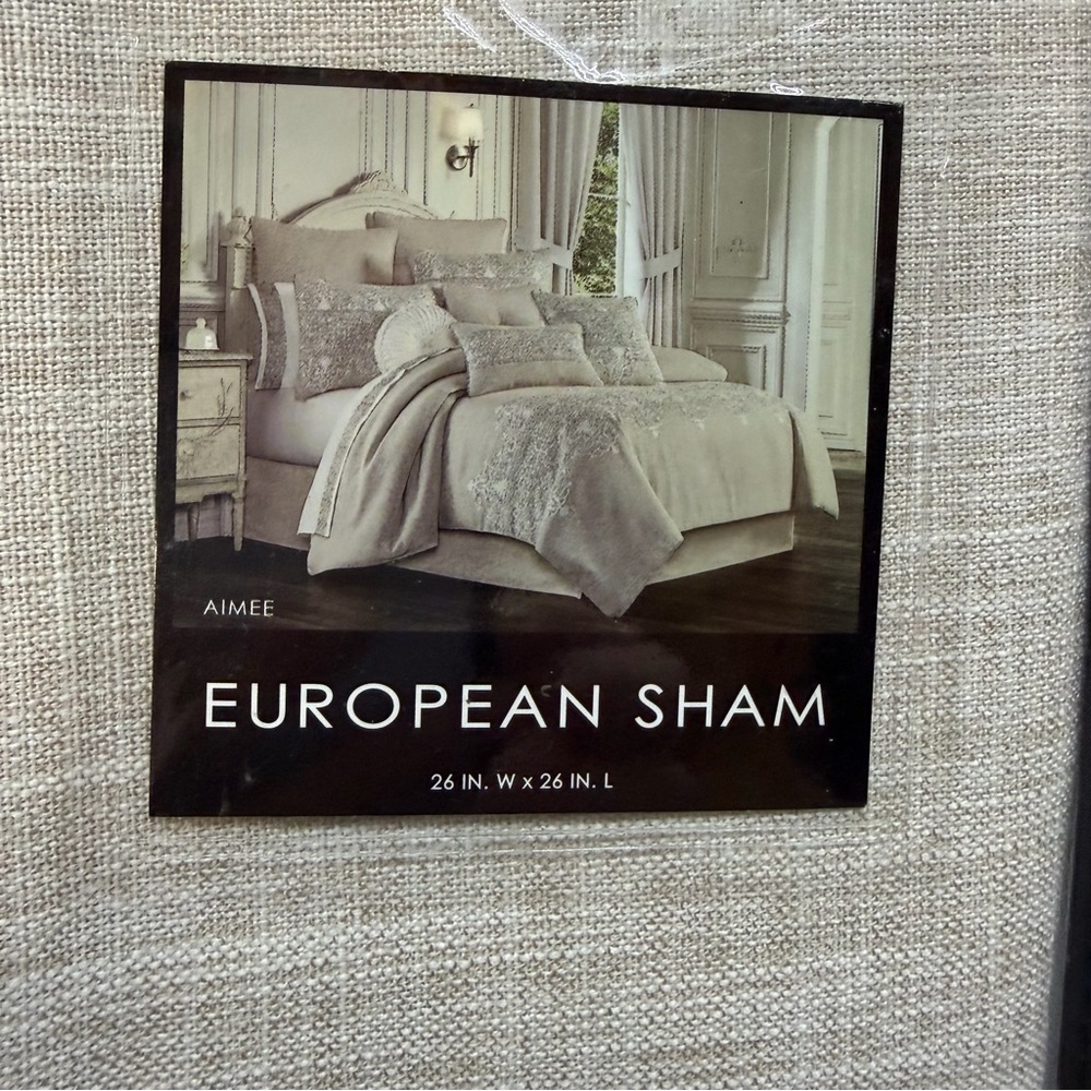 NWT J. Queen New York AIMEE European sham 26“ x 26“ beige.